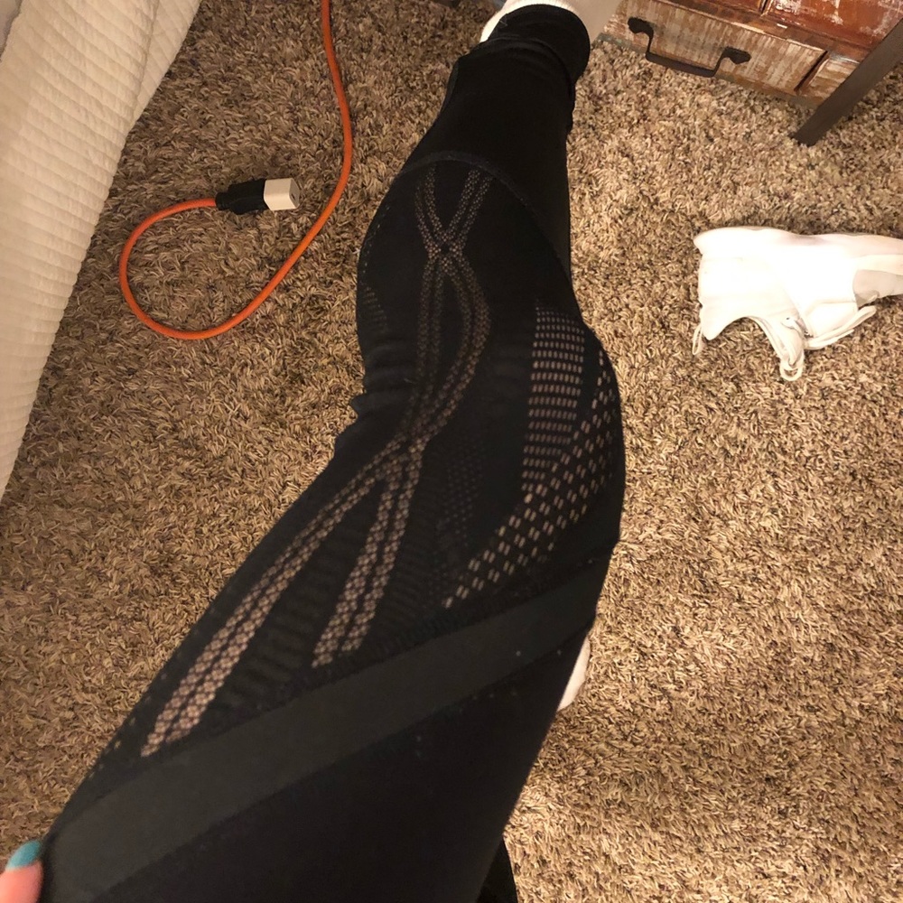 Super cute detailed Alo leggings